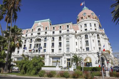 Güneşli bir günde görülen Negresco Hotel