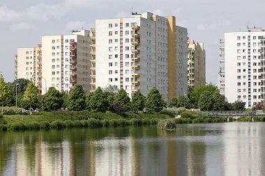 Gölün yanında birçok aile için binalar var.