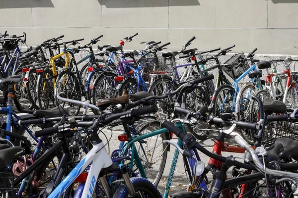 Er zijn fietsen geparkeerd op de stoep — Stockfoto