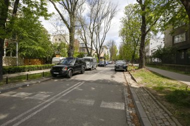 Sokağın yanında konutlar var.