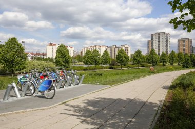 Bir bisiklet paylaşım istasyonu var