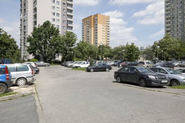 Bir otopark ve apartmanlar var
