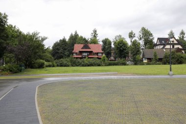 Uzaktan bir konut var.