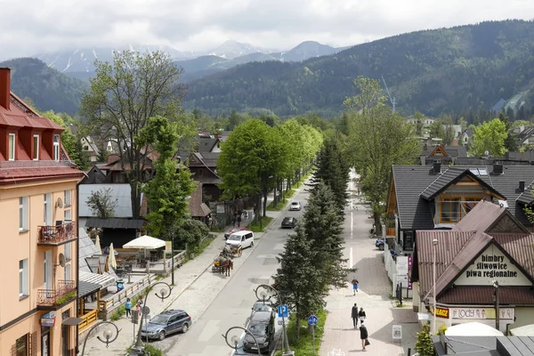 The street leading to the mountains — Stock Photo, Image