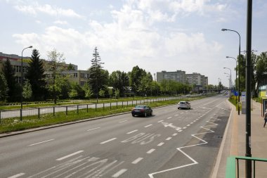 Şehirde bir otoyol var.