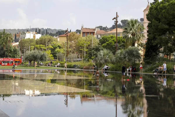 Vlhký chodník slavné fontány v Nice — Stock fotografie