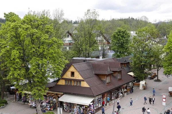 Krupowki Caddesi'nde dükkanlar ile ahşap bina
