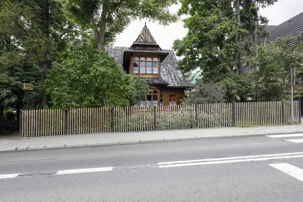 Jest starą willę za ogrodzeniem — Zdjęcie stockowe