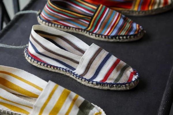 Schoenen gekleurd met kleurrijke strepen — Stockfoto
