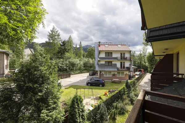 Casas residenciales rodeadas de árboles — Foto de Stock