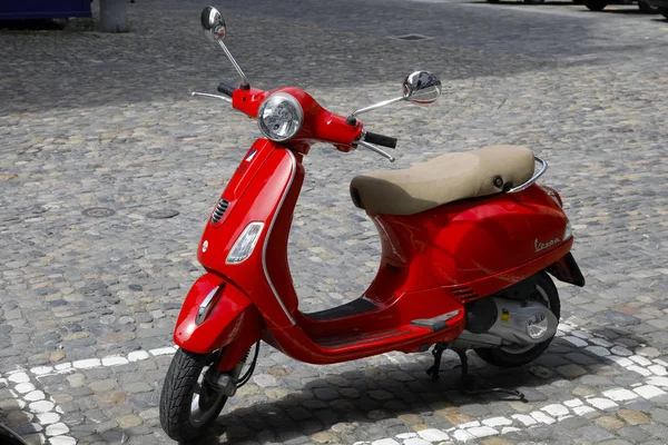 Scooter parked in the street — Stock Photo, Image