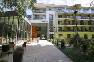 Modern bir otel binasına giden bir kaldırım