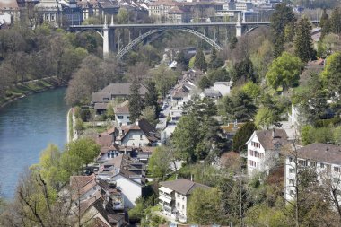 Bern şehrinin köprüsü ve binaları