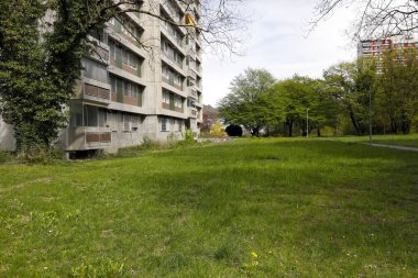 Yanındaki beton bina ve çim