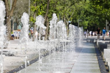 Fıskiyenin düz yüzeyi ve su jetleri