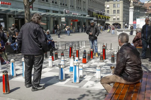 A game of chess between two men — Stock Photo, Image