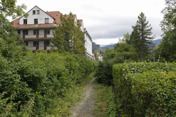 A big hotel building and a path beside it — Stock Photo, Image