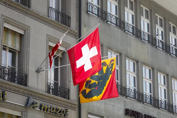 Drapeaux sur la façade d'un bâtiment à Berne — Photo