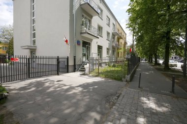 Güneşle aydınlatılan tenement evleri