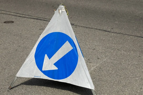 Ein Schild wurde zur Umleitung des Verkehrs benutzt — Stockfoto