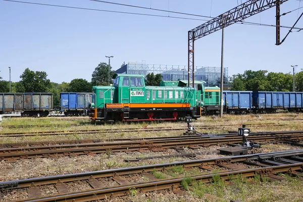 Lokomotiva v zeleném na železničním vlečení — Stock fotografie