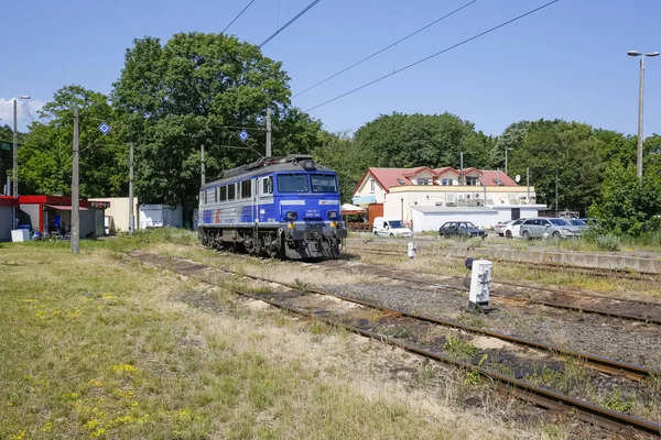 铁路侧边上的机车 — 图库照片