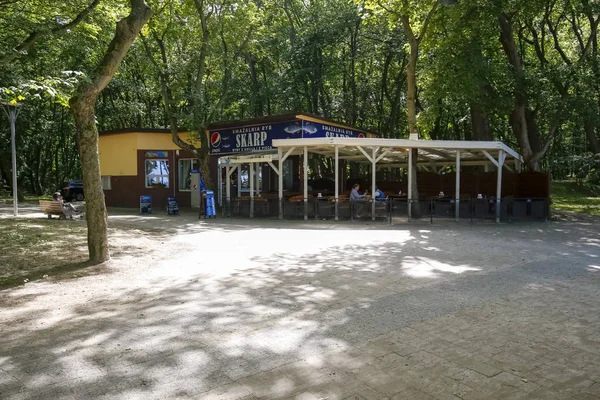 Restaurante se encuentra en el parque — Foto de Stock