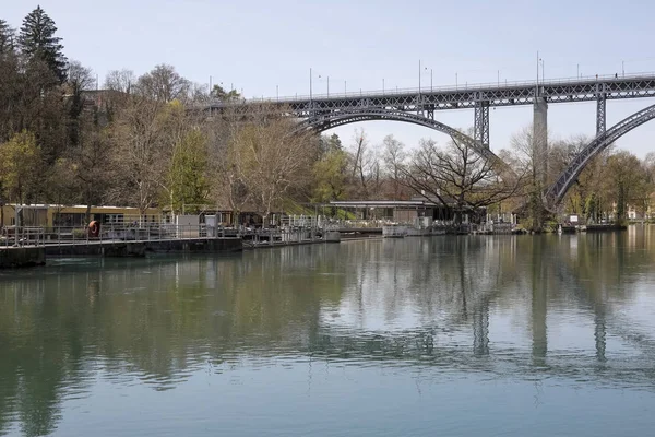 Rio Aare e ponte de aço — Fotografia de Stock