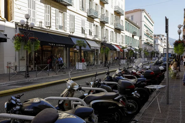 Scooter'lar cadde boyunca park edilmiş. — Stok fotoğraf