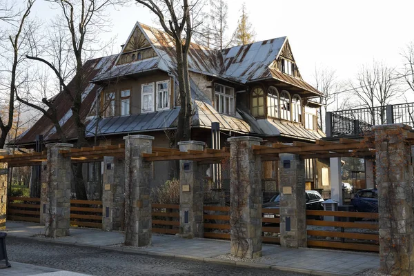 Dům vyrobený ze dřeva ve stylu Zakopaného — Stock fotografie