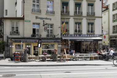 Kafe ve restoran vardır