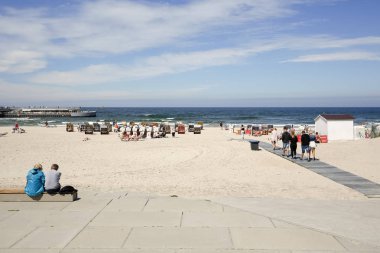 Baltık Denizi sahilinde insanlar var.