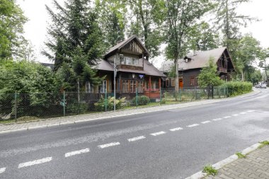 Sokağın yanında eski evler var.