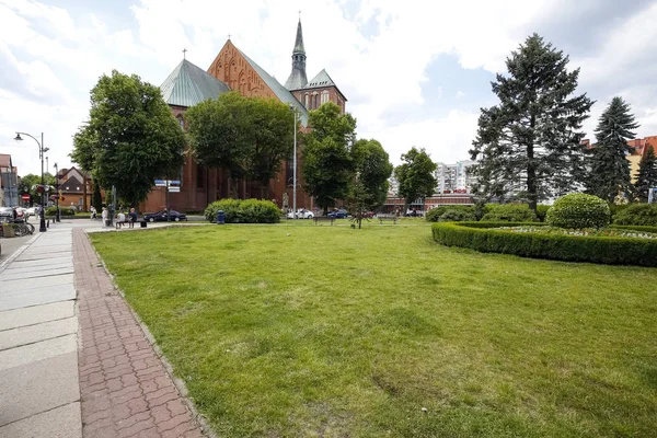 Det finns en stor tegelkyrka byggnad — Stockfoto