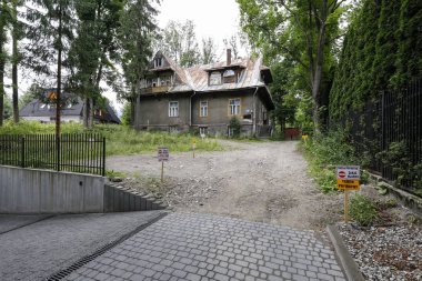 Biraz ötede eski bir bina var.