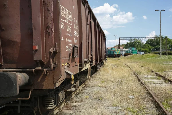 Wagons de marchandises ferroviaires usagés sur voies — Photo