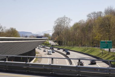 Acele eden bir trafik var.