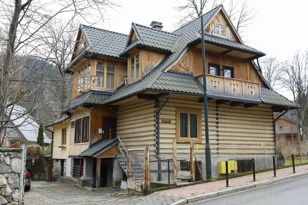 Dřevěný rodinný domek postavený z kulatiny — Stock fotografie