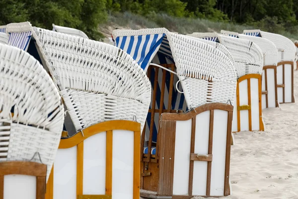 Chaises de plage en forme de cabine — Photo