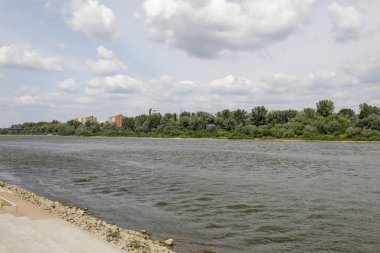 Şehrin içinden geniş bir nehir akar.