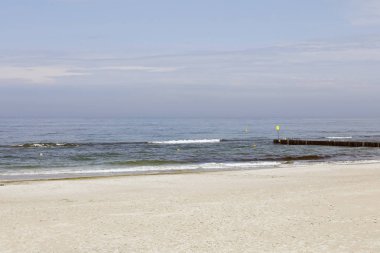 Kumlu plaj ve Baltık Denizi