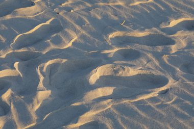 Yüzeyde ayak izleri ile Kumlu plaj