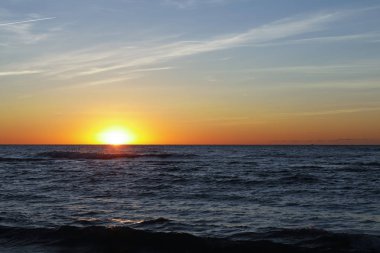 Denizin üzerinde gün batımı 