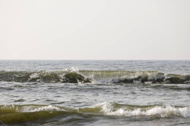 Rüzgarda denizde dalgalar var.