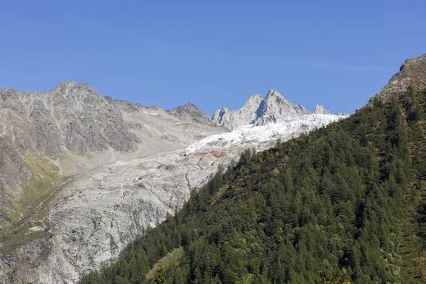 Kleiner Gletscher irgendwo in den französischen Alpen — Stockfoto