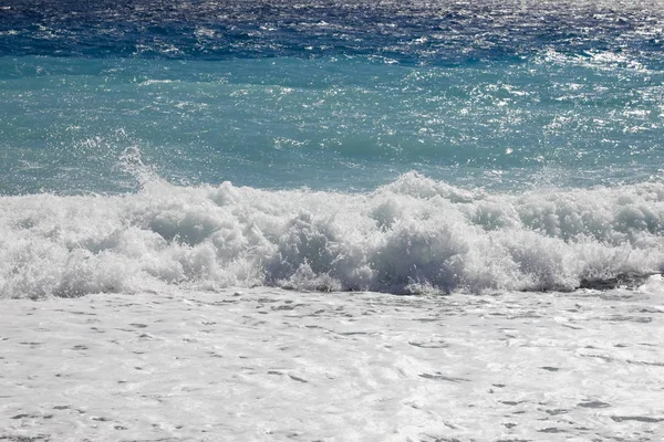 Burzą fale dociera do brzegu plaży — Zdjęcie stockowe