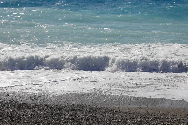 Morze Śródziemne w Nicei przy plaży — Zdjęcie stockowe