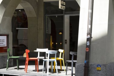 Renkli sandalyeler ve bir masa