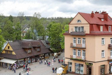 Krupowki Caddesi ve iki farklı bina