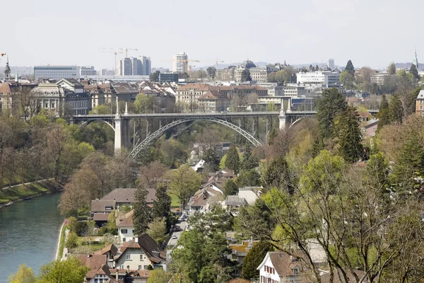 Bern şehrinde Aare Nehri üzerinde Köprü — Stok fotoğraf